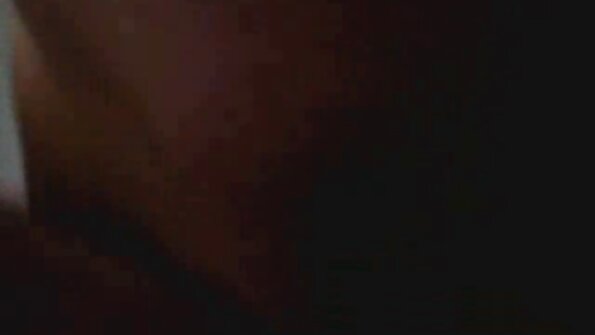 മേശപ്പുറത്തിരിക്കുന്ന കളിക്കാരിൽ ഒരാളുടെ ഭാര്യയെ കബളിപ്പിക്കുന്ന വലിയ കോക്ക്ഡ് കാർഡ് സ്രാവ്