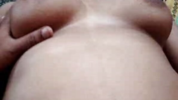 പിങ്ക് നിറത്തിലുള്ള ഫ്രീക്കി ബ്രൂണെറ്റ് സ്ലട്ടിന് അവളുടെ ട്വാറ്റിൽ ഒരു വലിയ മീറ്റ് പോൾ ആവശ്യമാണ്
