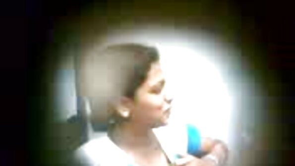 ഒരു പെൺകുട്ടി അവളുടെ സ്യൂട്ട് കീറി, അവളെ നന്നായി ചപ്പി