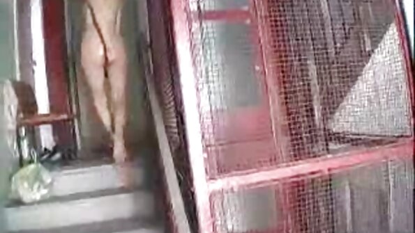 രണ്ട് പേർ ഒരുമിച്ച് ഒരു റെസ്റ്റോറന്റിൽ ഇത് ചെയ്യുന്നത് കാണാം