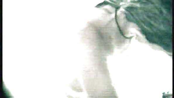 കഷണ്ടിയുള്ള സ്റ്റാലിയന്റെ വലിയ ലിംഗം ലാറ്റിന കൗമാരക്കാരന്റെ നനഞ്ഞ പൂറ്റിലേക്ക് നുഴഞ്ഞുകയറുന്നു