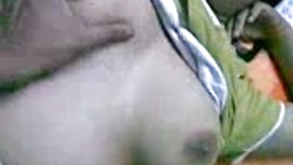 ഒരു വലിയ ജോഡി ബൂബികൾക്കൊപ്പം മഷി പുരണ്ട അശ്ലീല തേനിന് ഹാർഡ് ഡിക്ക് ആവശ്യമാണ്